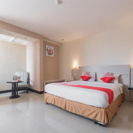 Oyo 1081 Allson City Hotel Makassar Macáçar Exterior foto