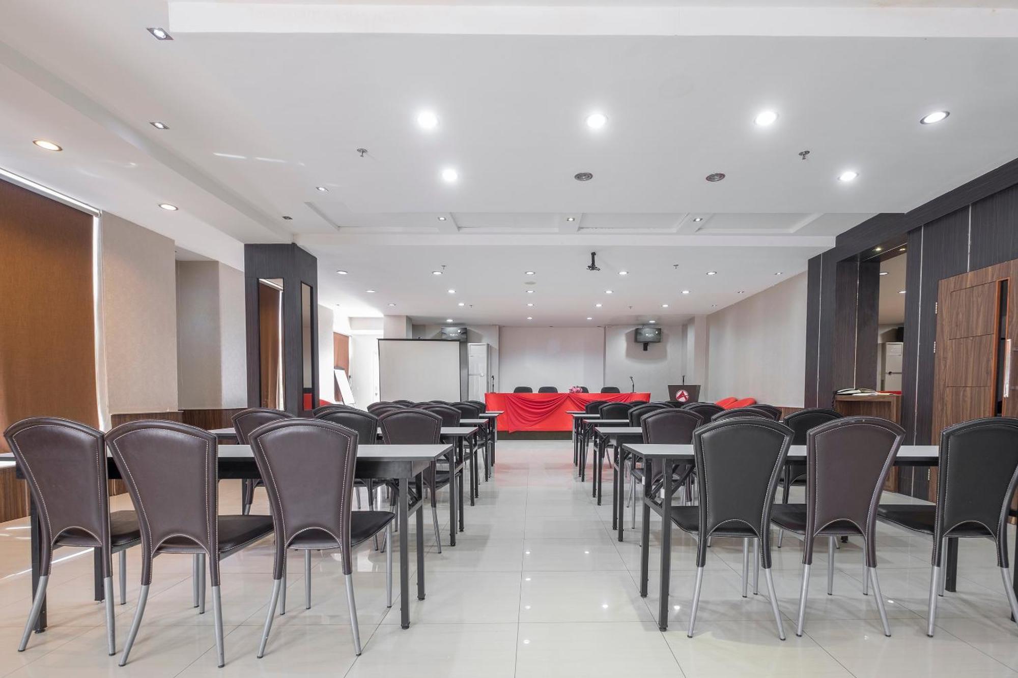 Oyo 1081 Allson City Hotel Makassar Macáçar Exterior foto