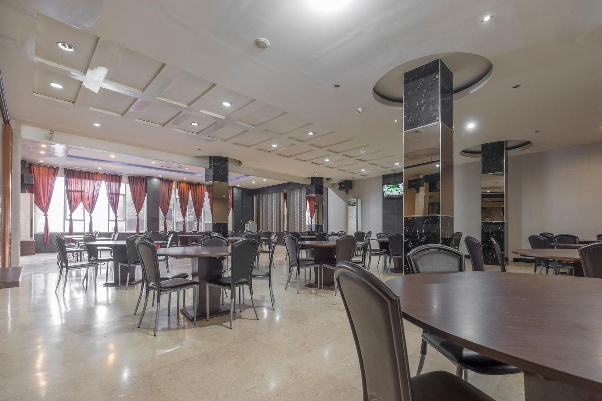 Oyo 1081 Allson City Hotel Makassar Macáçar Exterior foto